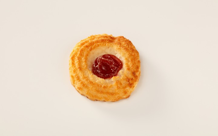 Kokoskrans met aardbeiconfituur in het midden