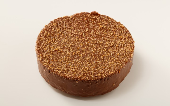 Hazelnoottaart Hazelnoot taart bestrooid met stukjes hazelnoot